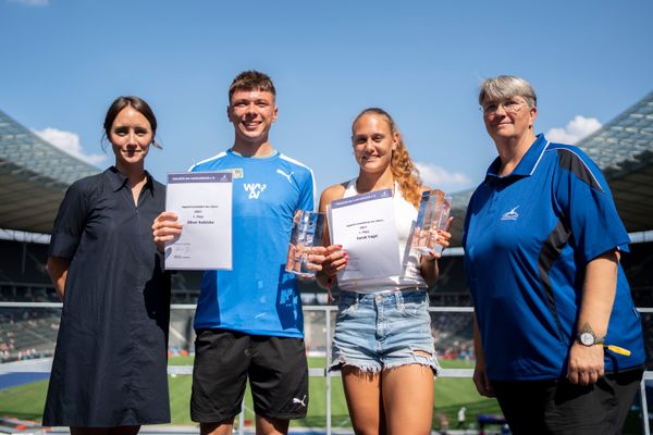 Oliver Koletzko (Wiesbadener LV) und Sarah Vogel (LG Seligenstadt) wurden zur Jugendsportler des Jahres 2021 gewaehlt und waehrend der deutschen Leichtathletik-Meisterschaften im Olympiastadion am 26.06.2022 in Berlin geehrt